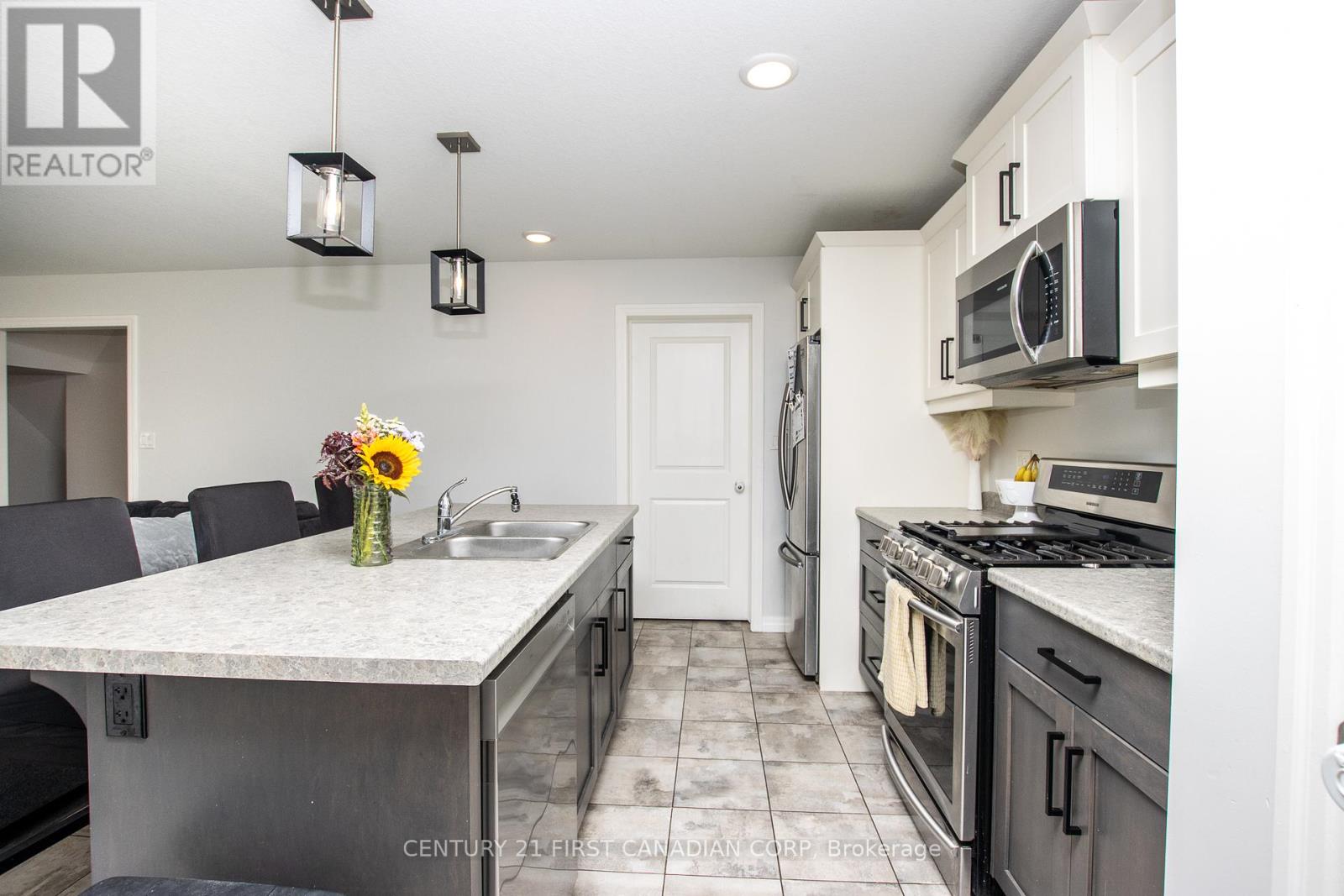 16 Arnold Street, Tillsonburg, Ontario  N4G 0G9 - Photo 10 - X12434548