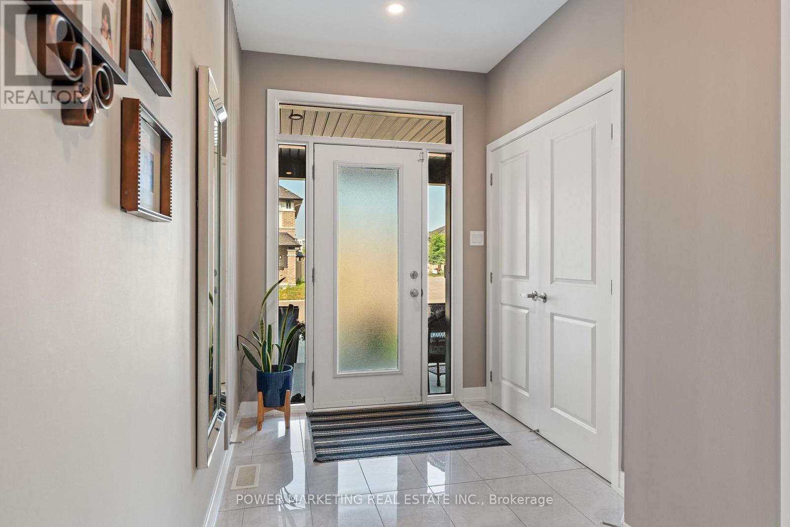 74 Finsbury Avenue, Ottawa, Ontario  K2S 2N8 - Photo 4 - X12434566