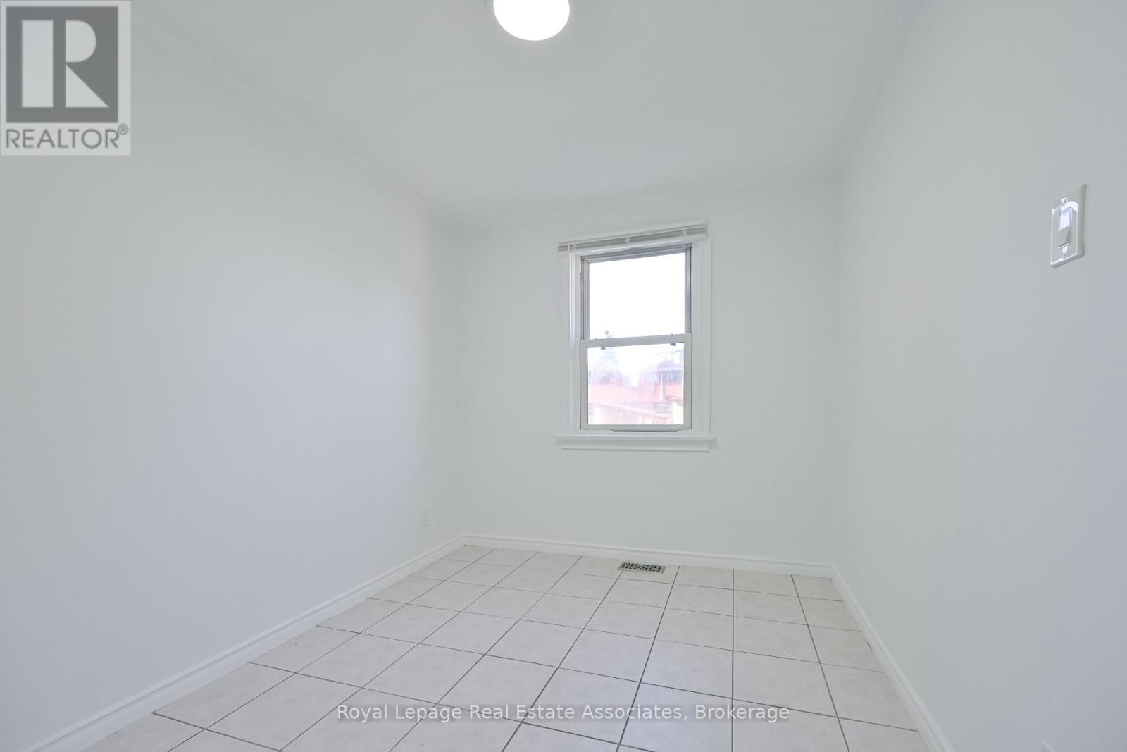 20 East Drive E, Toronto, Ontario  M6N 2N7 - Photo 10 - W12434414