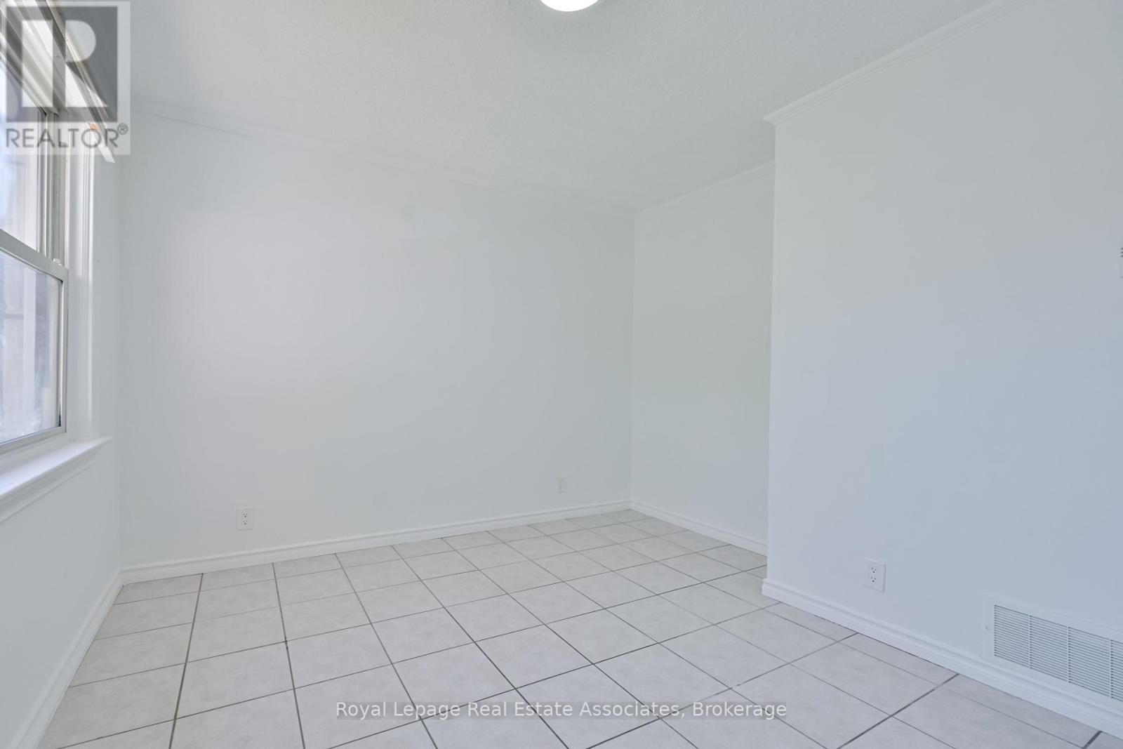 20 East Drive E, Toronto, Ontario  M6N 2N7 - Photo 5 - W12434414