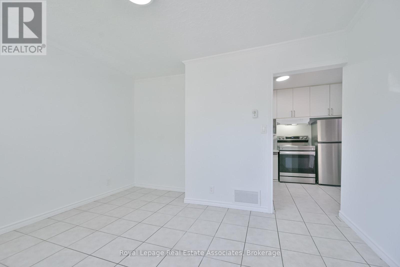 20 East Drive E, Toronto, Ontario  M6N 2N7 - Photo 6 - W12434414