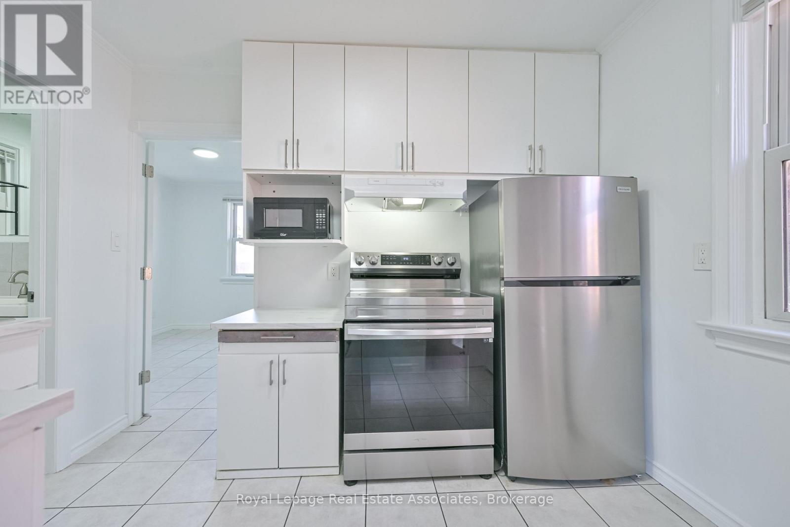 20 East Drive E, Toronto, Ontario  M6N 2N7 - Photo 7 - W12434414