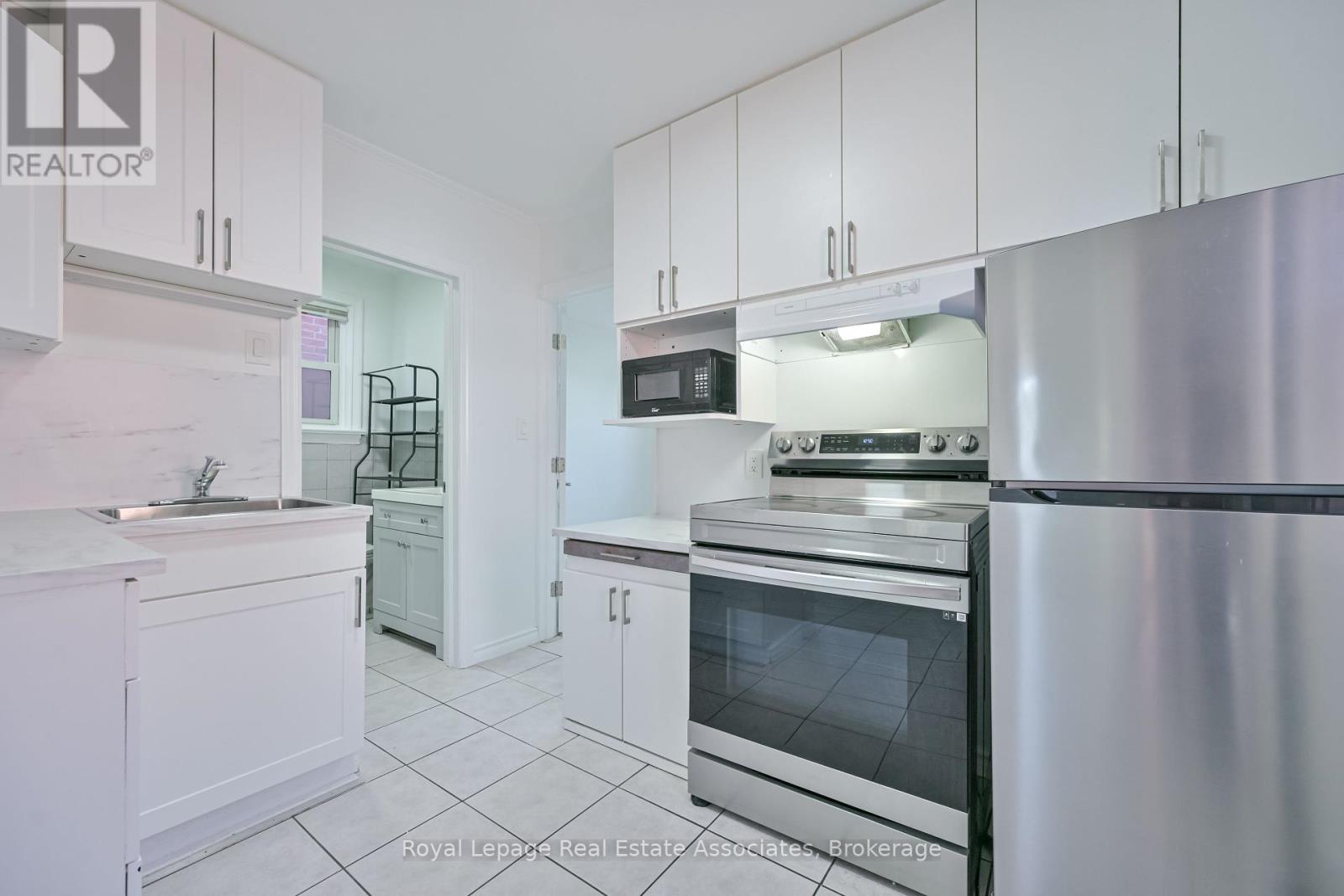 20 East Drive E, Toronto, Ontario  M6N 2N7 - Photo 8 - W12434414