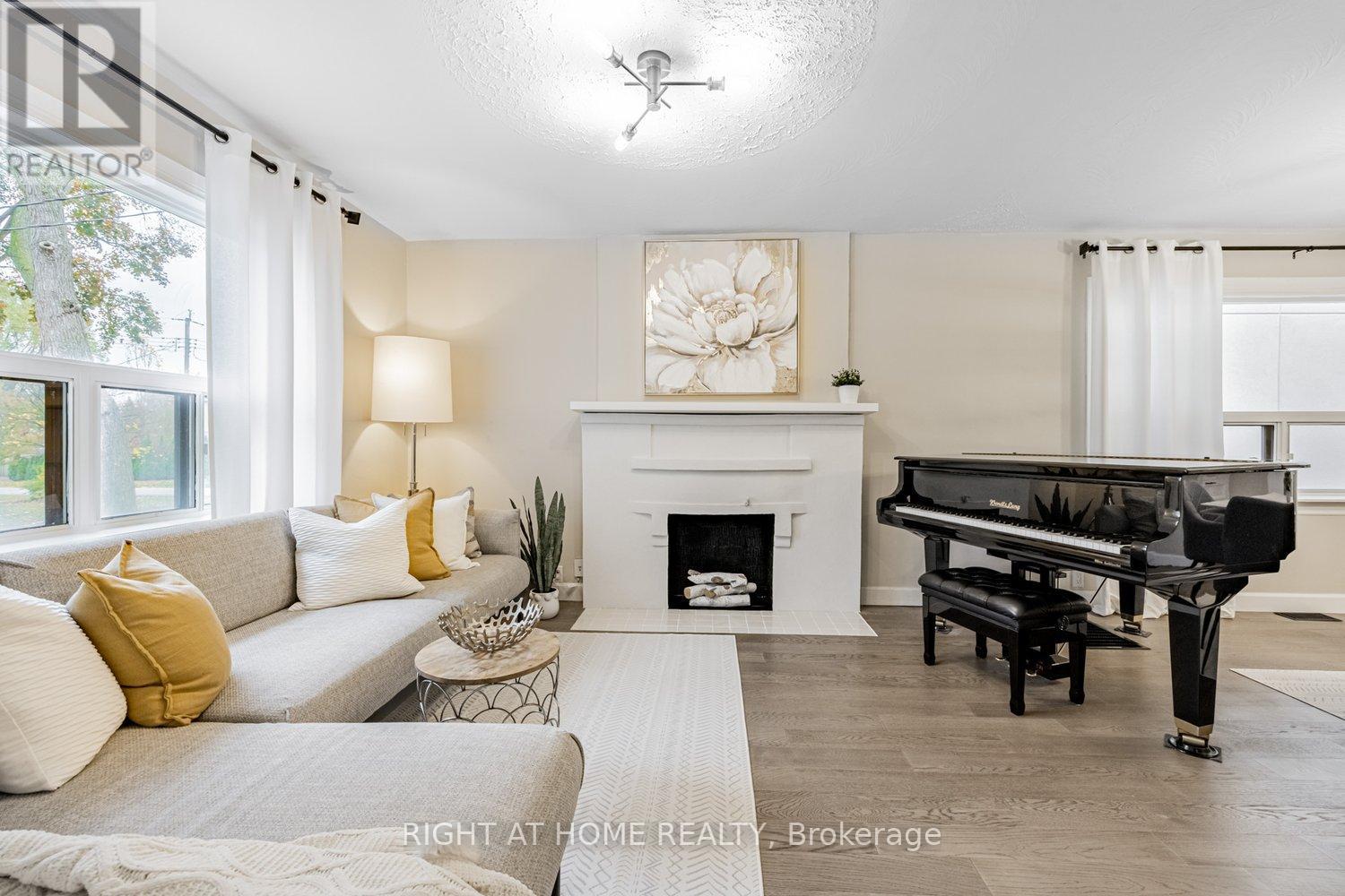 46 Clissold Road, Toronto, Ontario  M8Z 4T5 - Photo 6 - W12434427