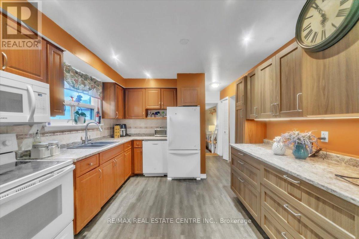 88 Sutherland Avenue, Brampton, Ontario  L6V 2H7 - Photo 10 - W12434466