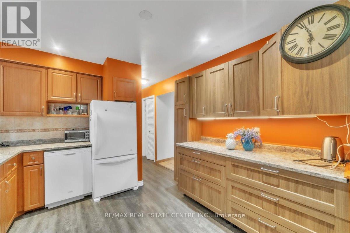 88 Sutherland Avenue, Brampton, Ontario  L6V 2H7 - Photo 12 - W12434466