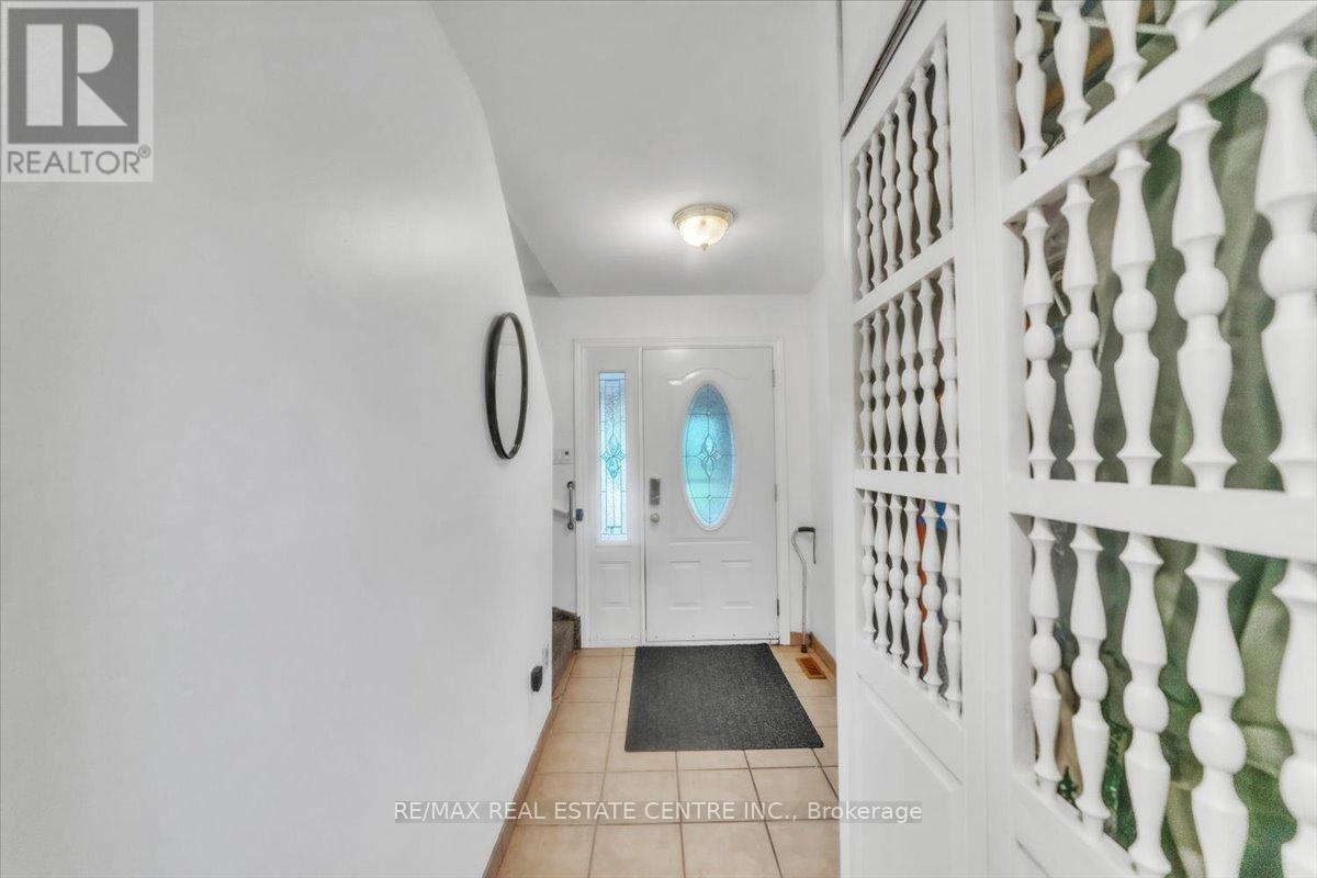 88 Sutherland Avenue, Brampton, Ontario  L6V 2H7 - Photo 4 - W12434466