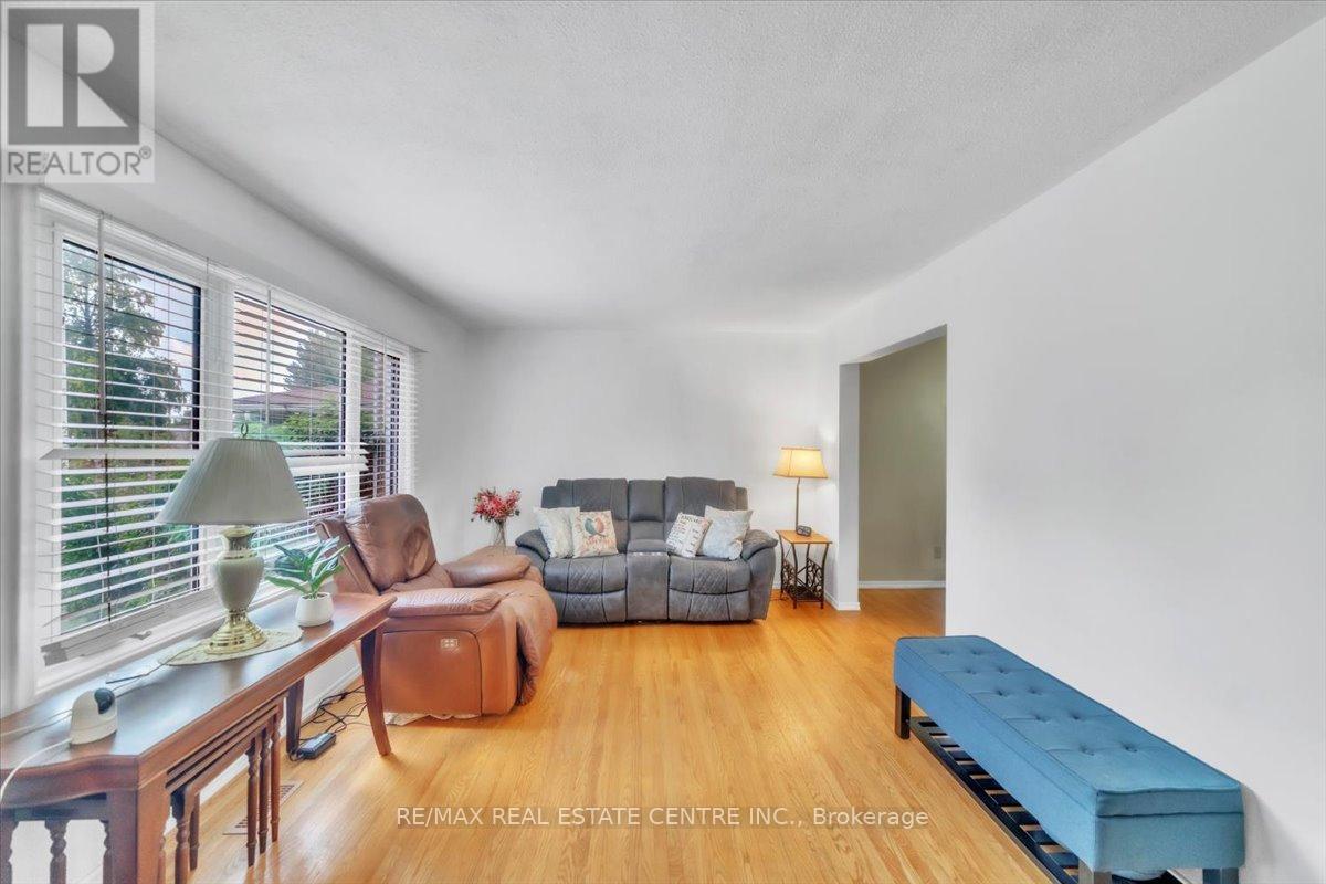 88 Sutherland Avenue, Brampton, Ontario  L6V 2H7 - Photo 5 - W12434466