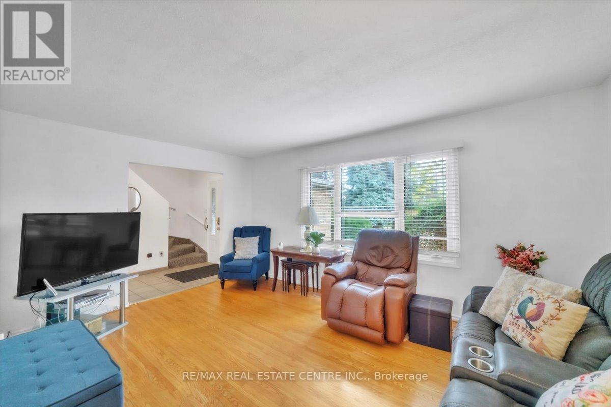 88 Sutherland Avenue, Brampton, Ontario  L6V 2H7 - Photo 6 - W12434466