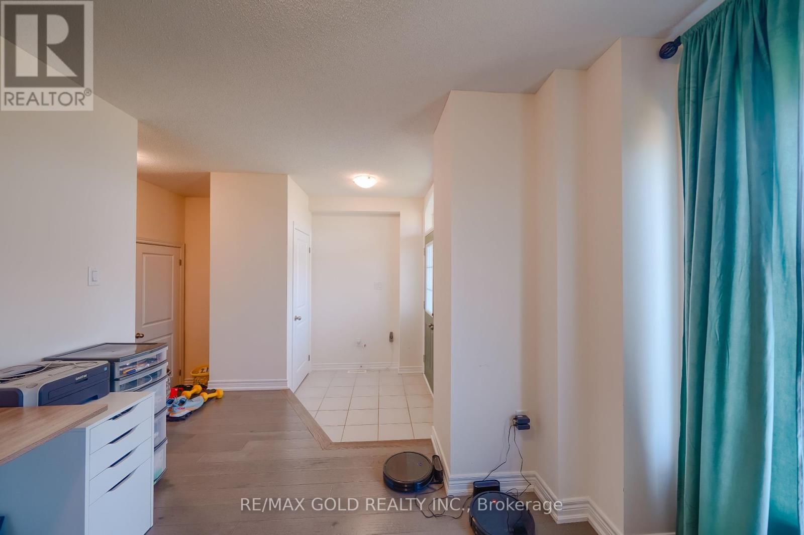 124 Fruitvale Circle, Brampton, Ontario  L7A 5C1 - Photo 4 - W12434501