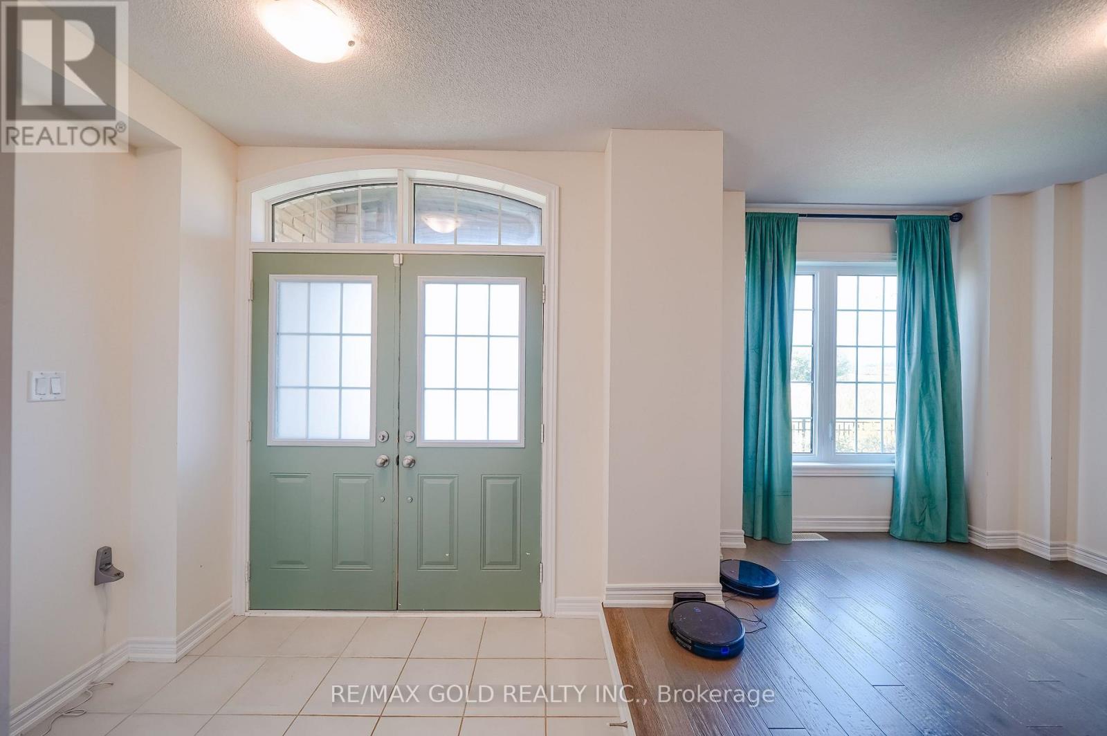124 Fruitvale Circle, Brampton, Ontario  L7A 5C1 - Photo 5 - W12434501