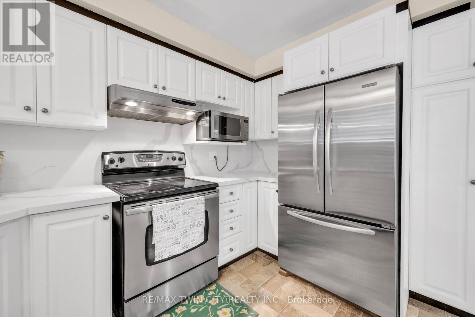 34 Georgian Crescent, Kitchener, Ontario  N2B 3N9 - Photo 11 - X12434408