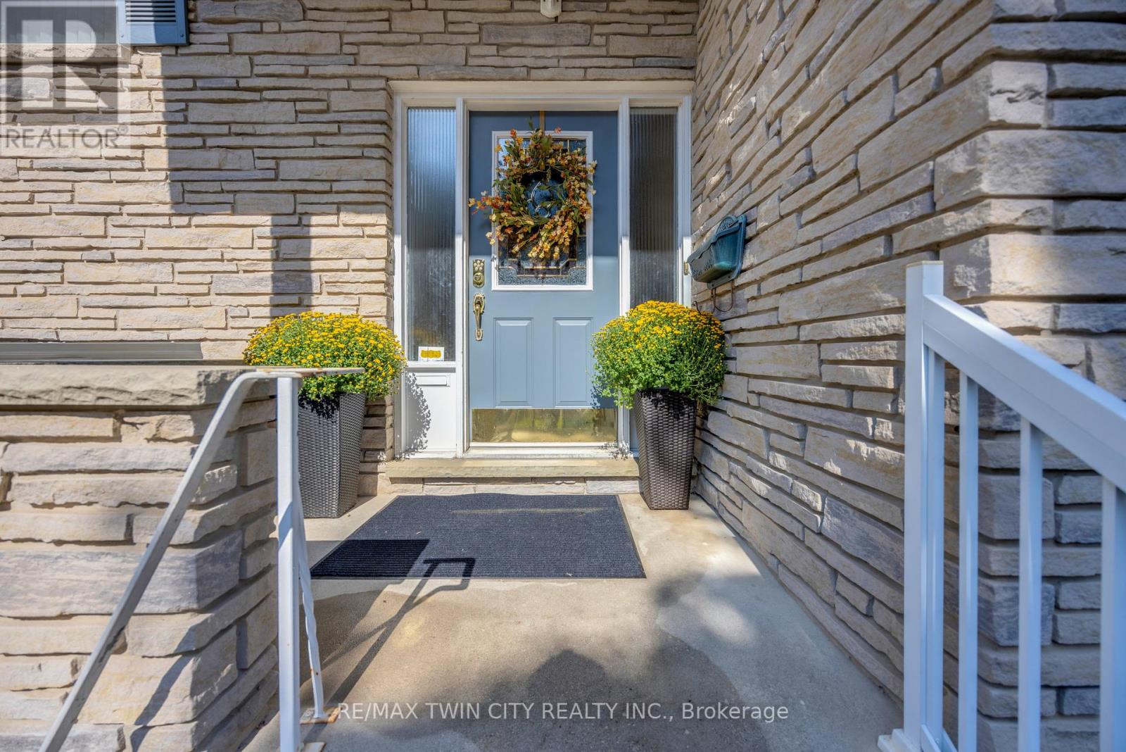 34 Georgian Crescent, Kitchener, Ontario  N2B 3N9 - Photo 3 - X12434408