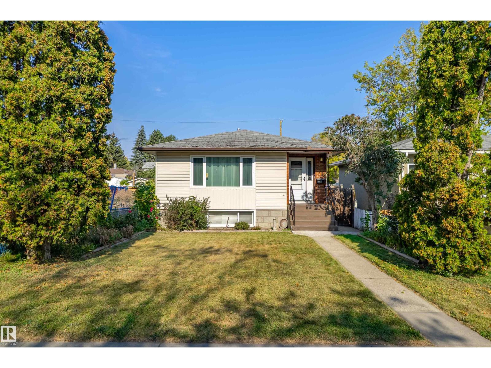 9718 76 Av Nw, Edmonton, Alberta  T6E 1K3 - Photo 1 - E4460077