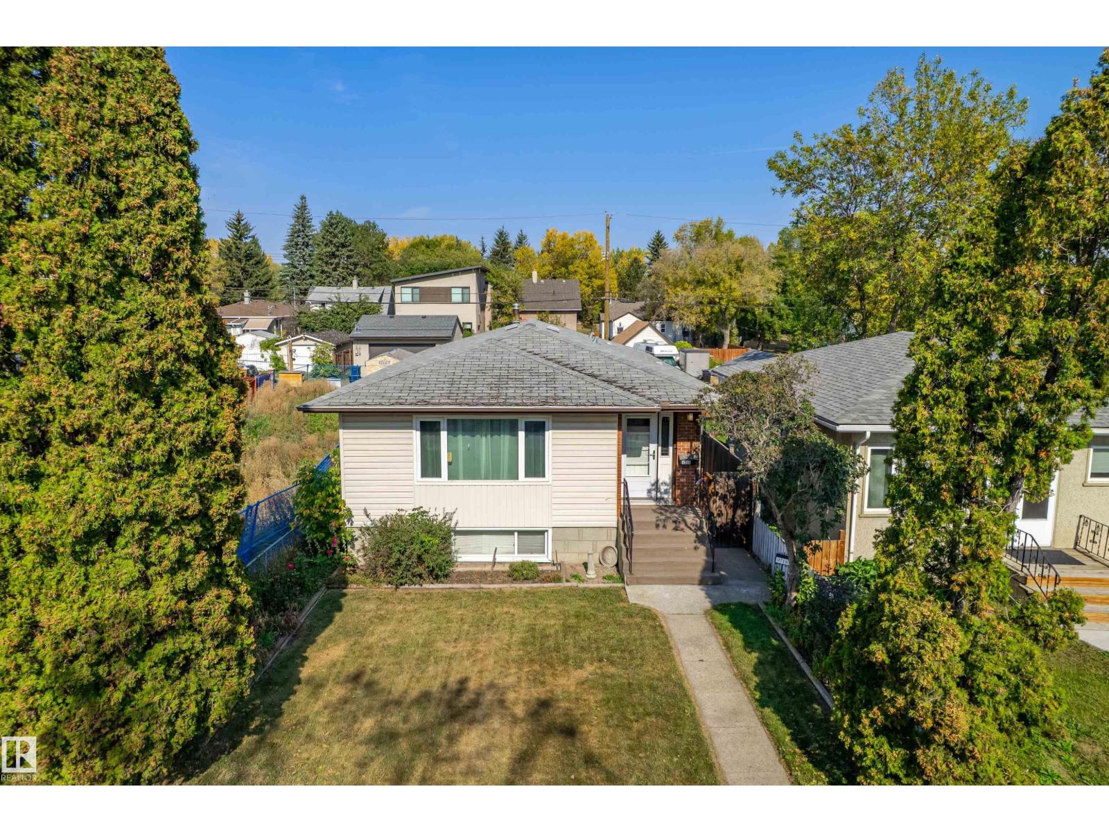 9718 76 Av Nw, Edmonton, Alberta  T6E 1K3 - Photo 2 - E4460077