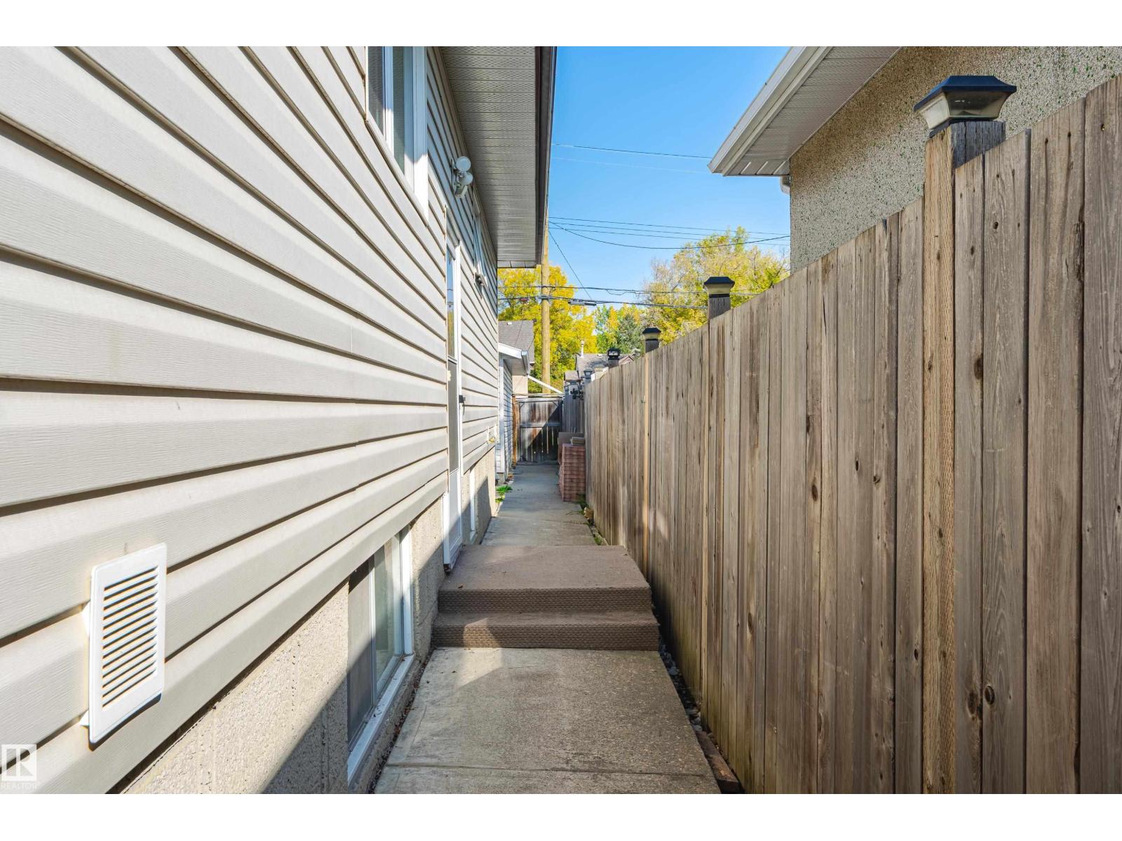 9718 76 Av Nw, Edmonton, Alberta  T6E 1K3 - Photo 44 - E4460077