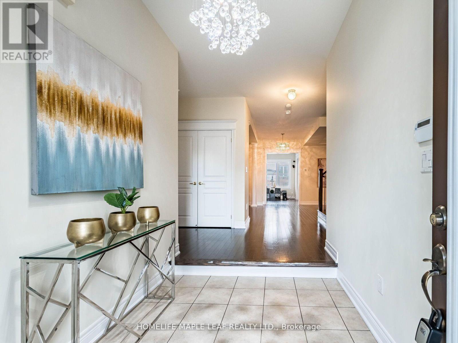 39 Birch Tree Trail, Brampton, Ontario  L6P 3W1 - Photo 5 - W12434357