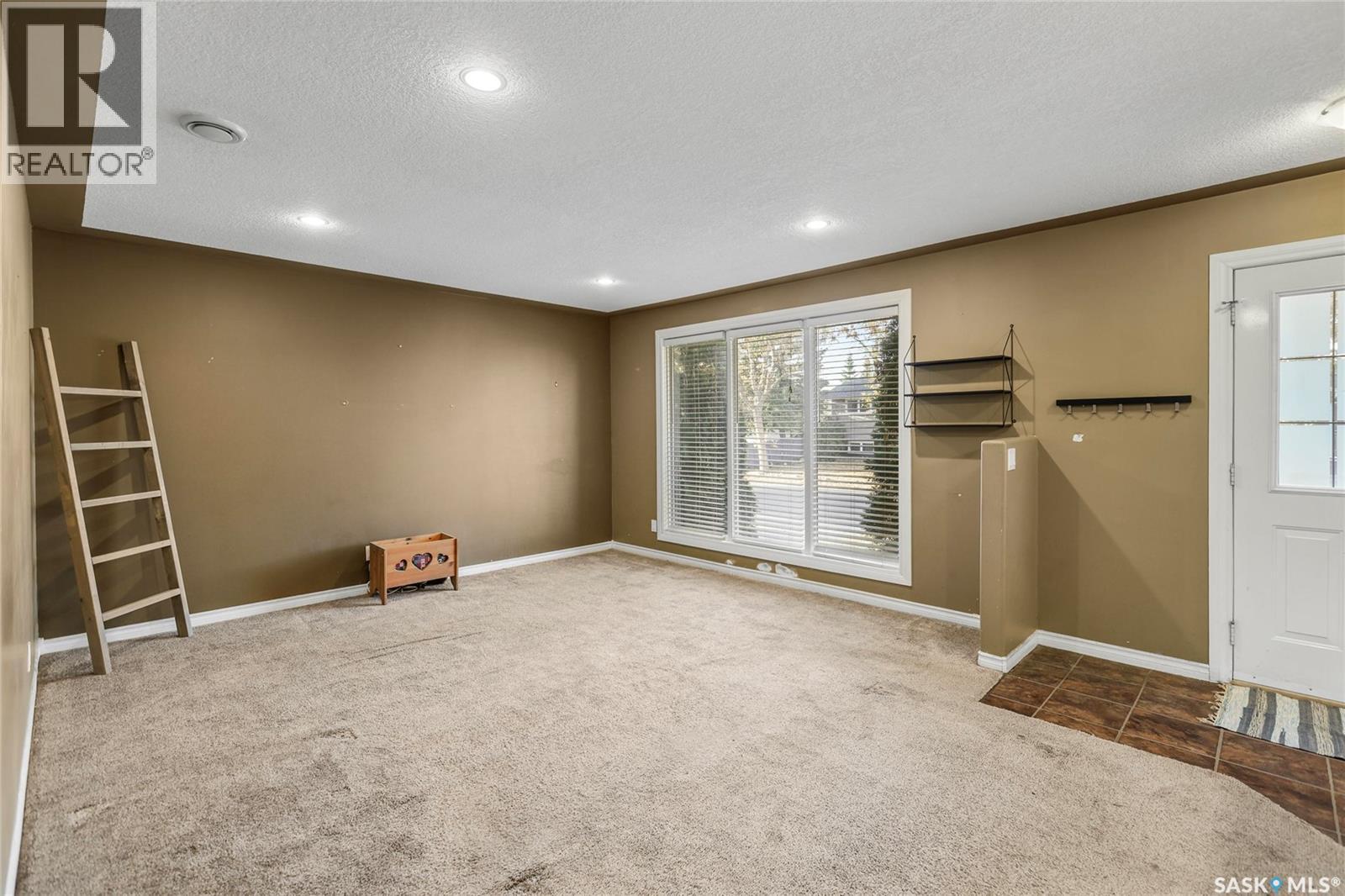 130 Scrivener Crescent, Regina, Saskatchewan  S4N 4V7 - Photo 3 - SK019671
