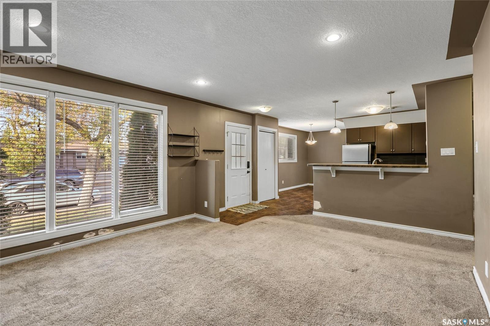130 Scrivener Crescent, Regina, Saskatchewan  S4N 4V7 - Photo 4 - SK019671