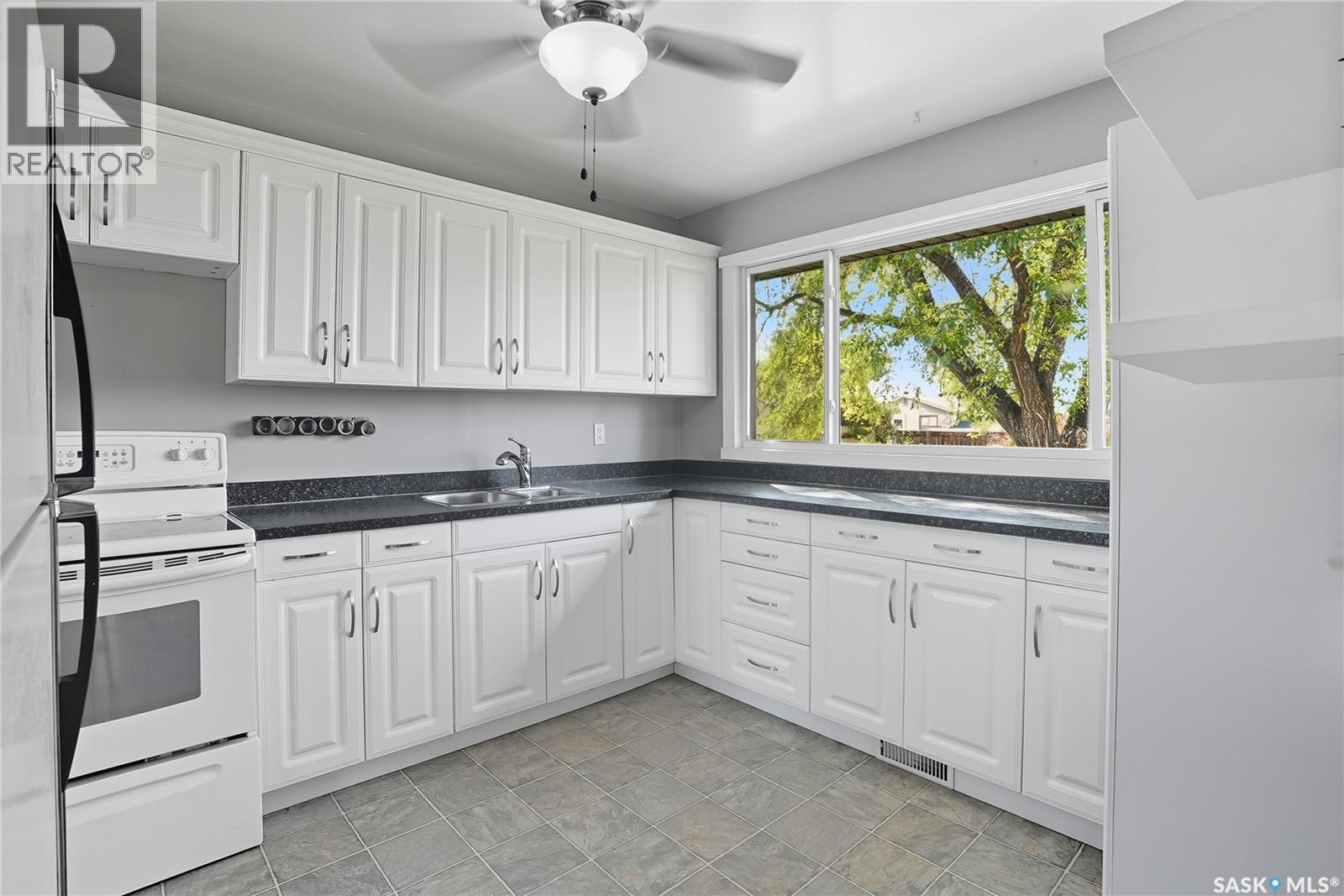 2 Young Crescent, Saskatoon, Saskatchewan  S7J 2C4 - Photo 10 - SK019670