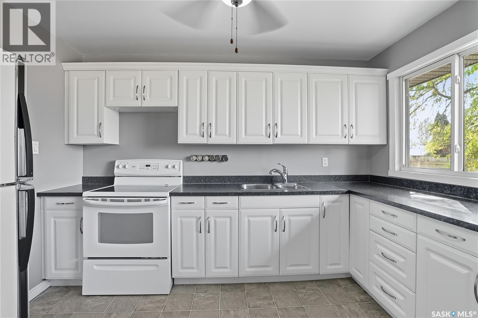 2 Young Crescent, Saskatoon, Saskatchewan  S7J 2C4 - Photo 11 - SK019670