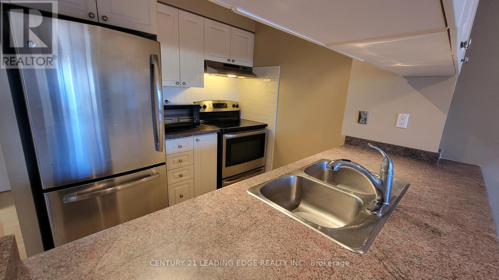 1002 - 887 BAY STREET, Toronto, Ontario