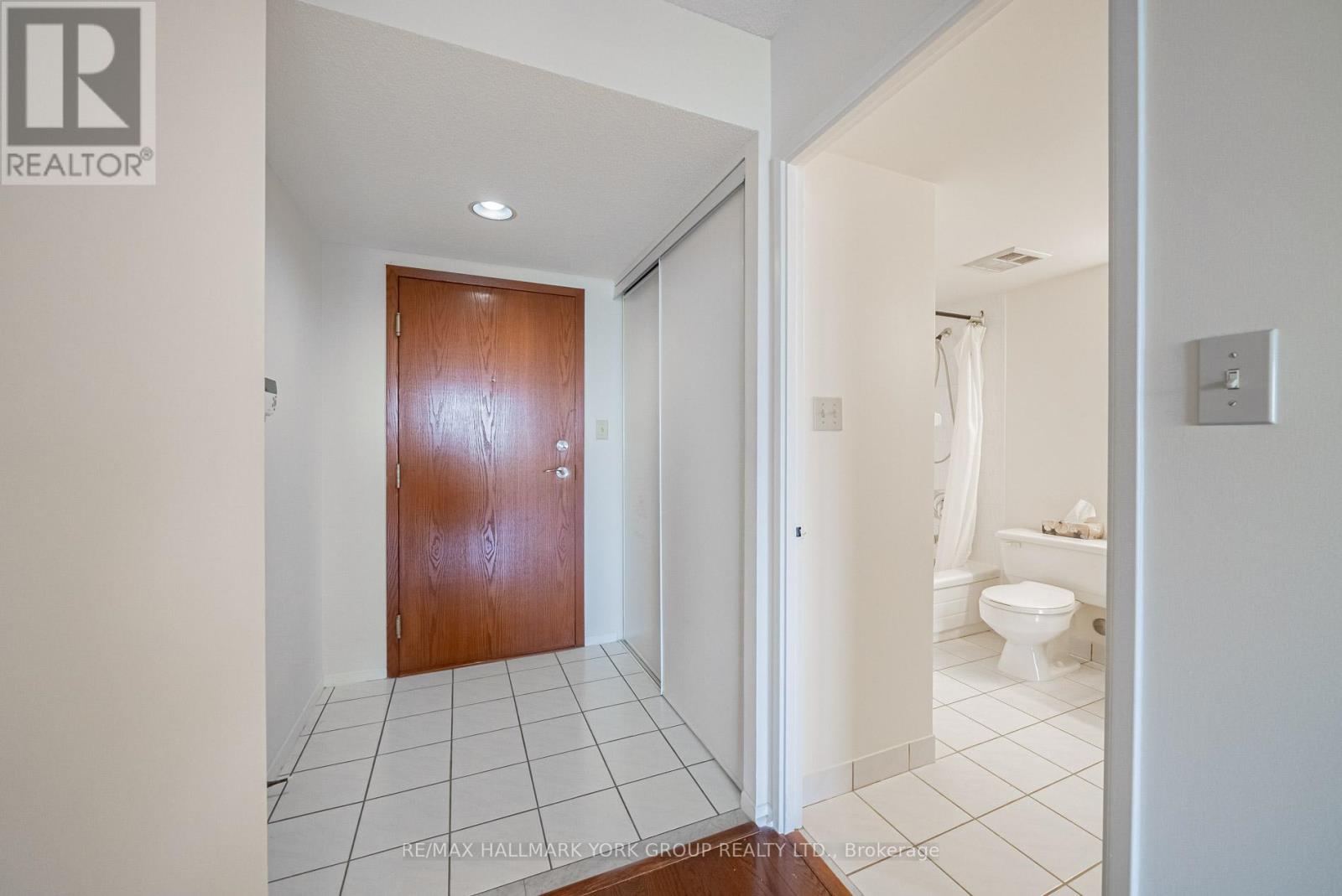 1617 - 268 Ridley Boulevard, Toronto, Ontario  M5M 4N3 - Photo 2 - C12434597