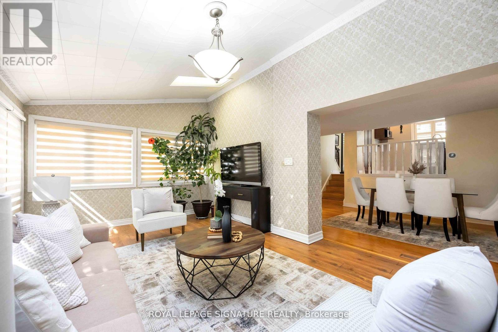 104 Billington Crescent, Toronto (Parkwoods-Donalda), Ontario  M3A 2G6 - Photo 4 - C12434599