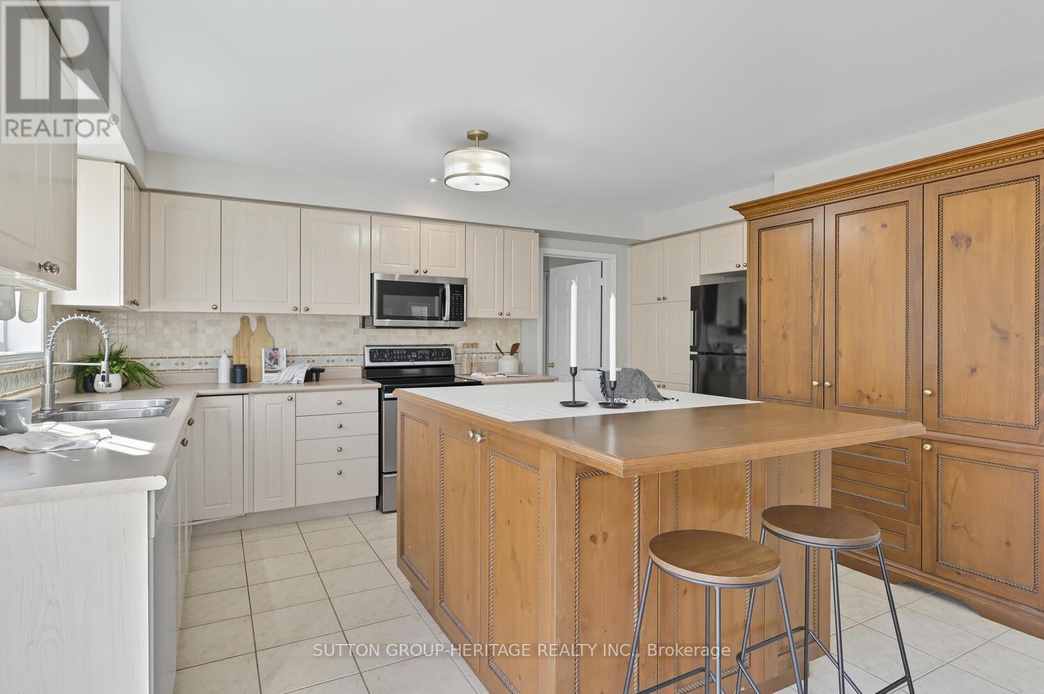 98 Hoile Drive, Ajax, Ontario  L1Z 1N4 - Photo 9 - E12434577