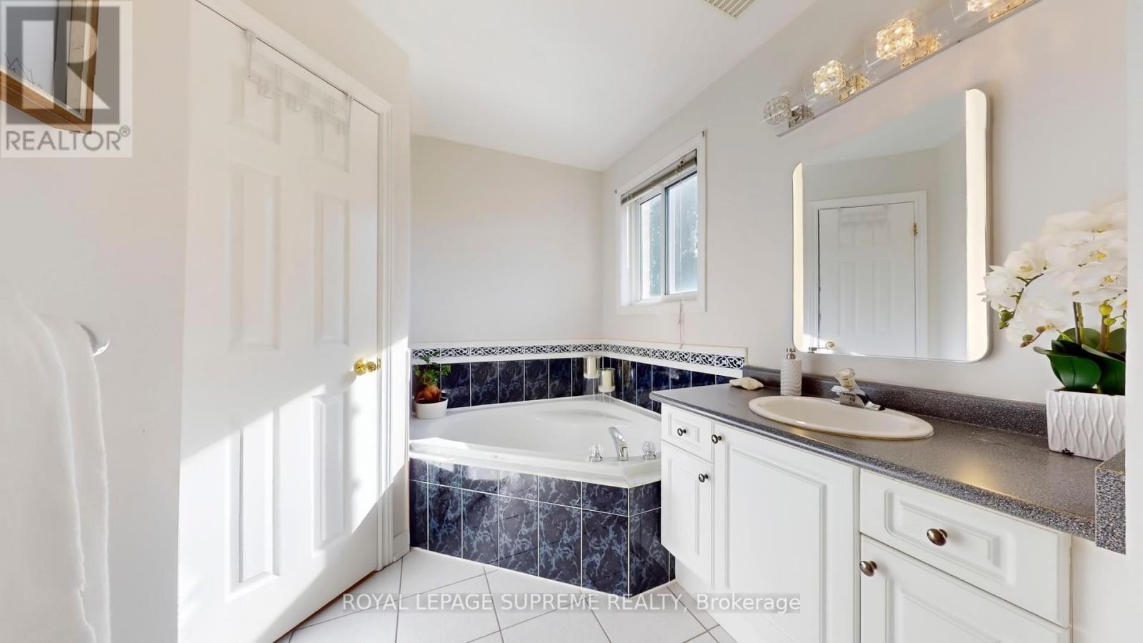 2249 Jack Crescent, Innisfil, Ontario  L9S 2C7 - Photo 21 - N12434583