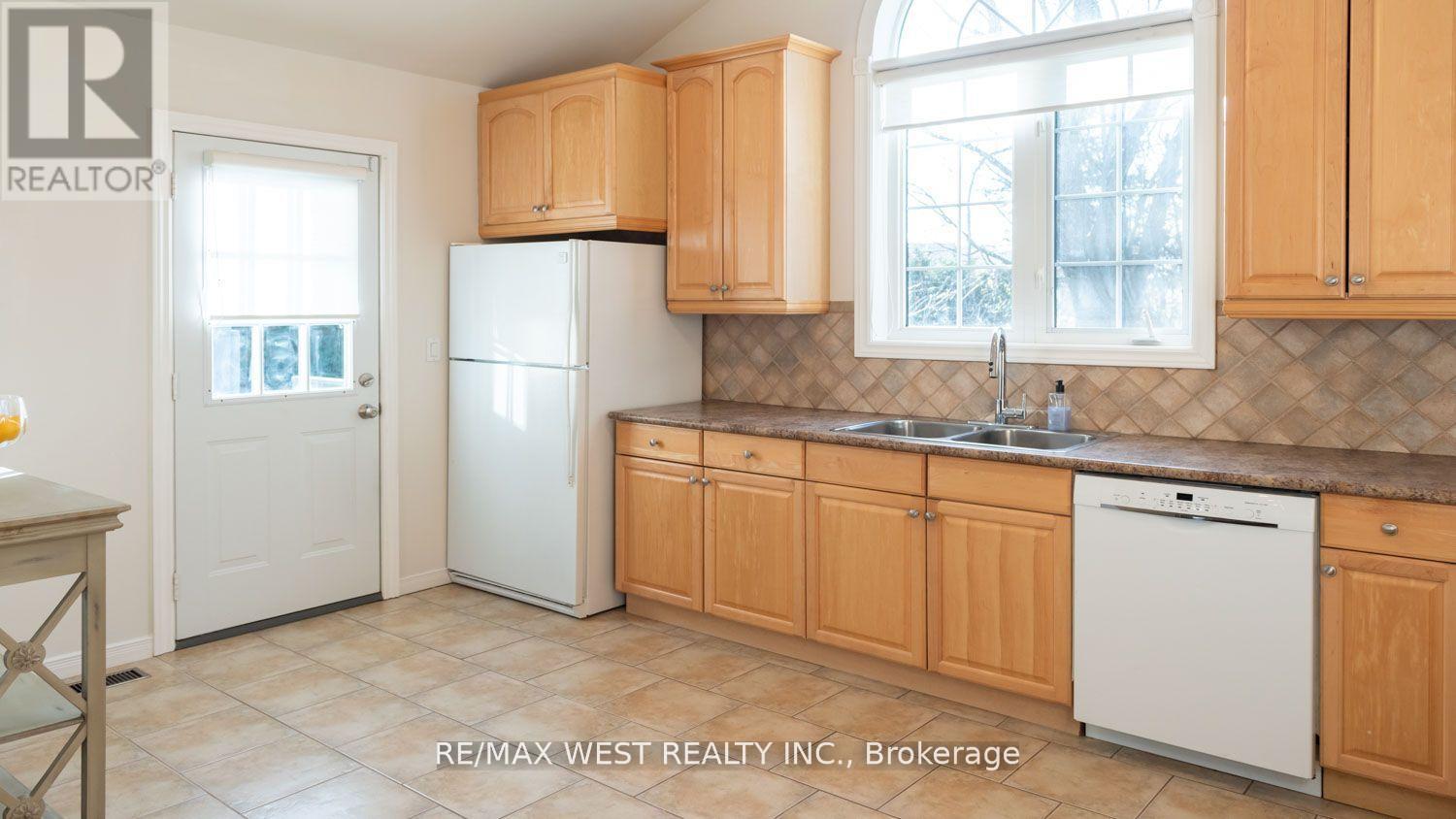 25 Norman Avenue, King, Ontario  L0G 1N0 - Photo 6 - N12434611