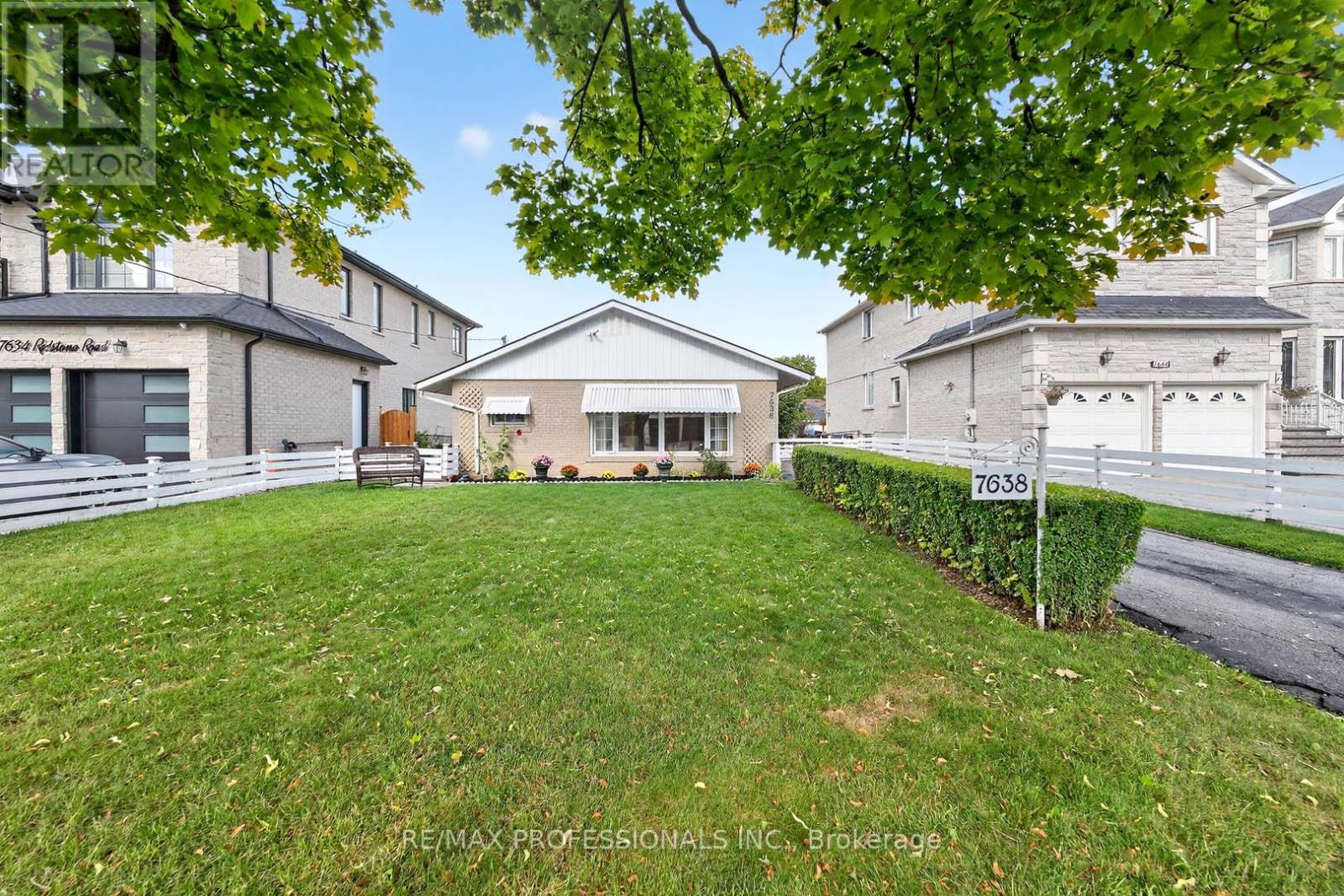 7638 Redstone Road, Mississauga, Ontario  L4T 2B9 - Photo 2 - W12434543