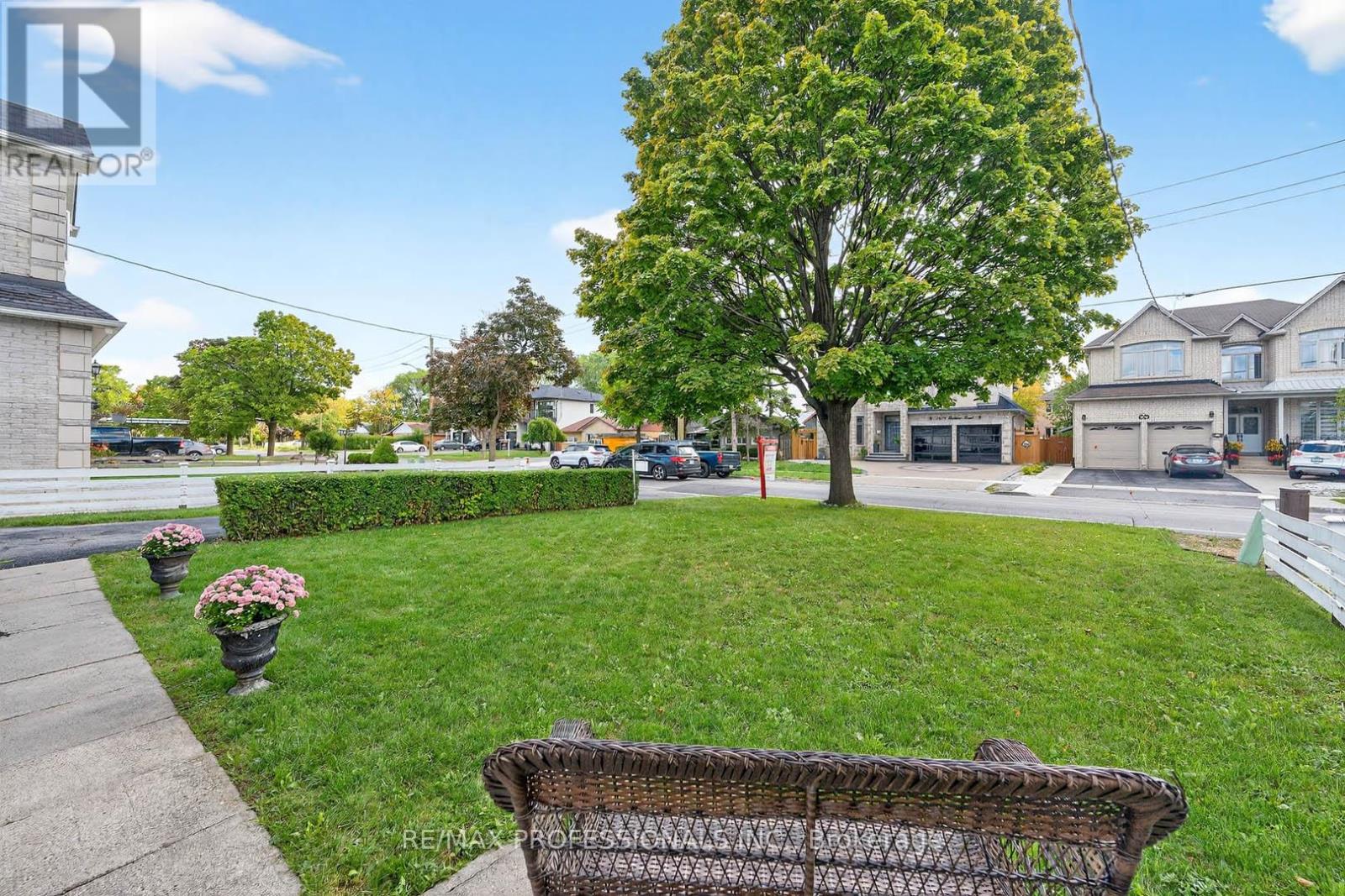 7638 Redstone Road, Mississauga, Ontario  L4T 2B9 - Photo 3 - W12434543