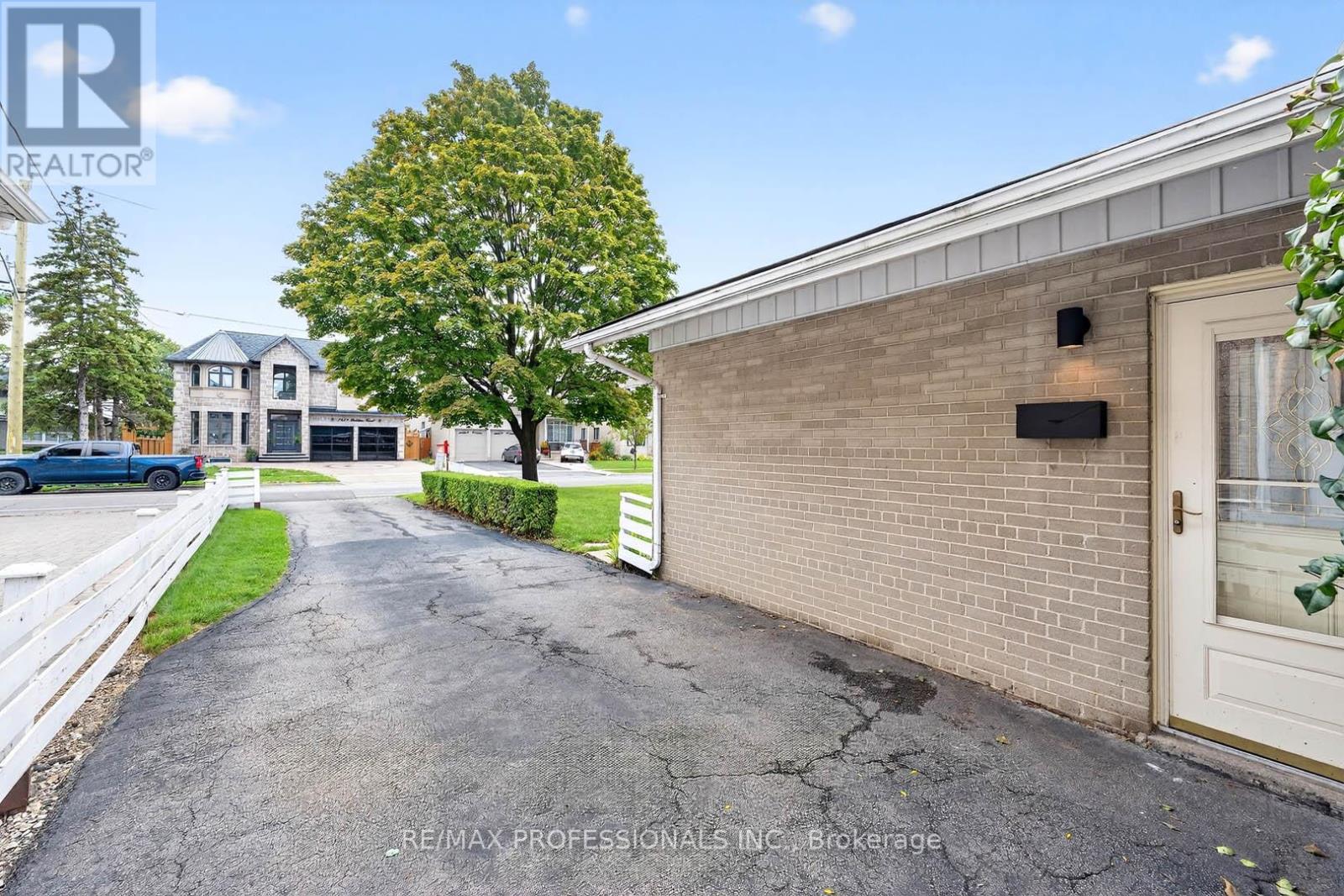 7638 Redstone Road, Mississauga, Ontario  L4T 2B9 - Photo 4 - W12434543