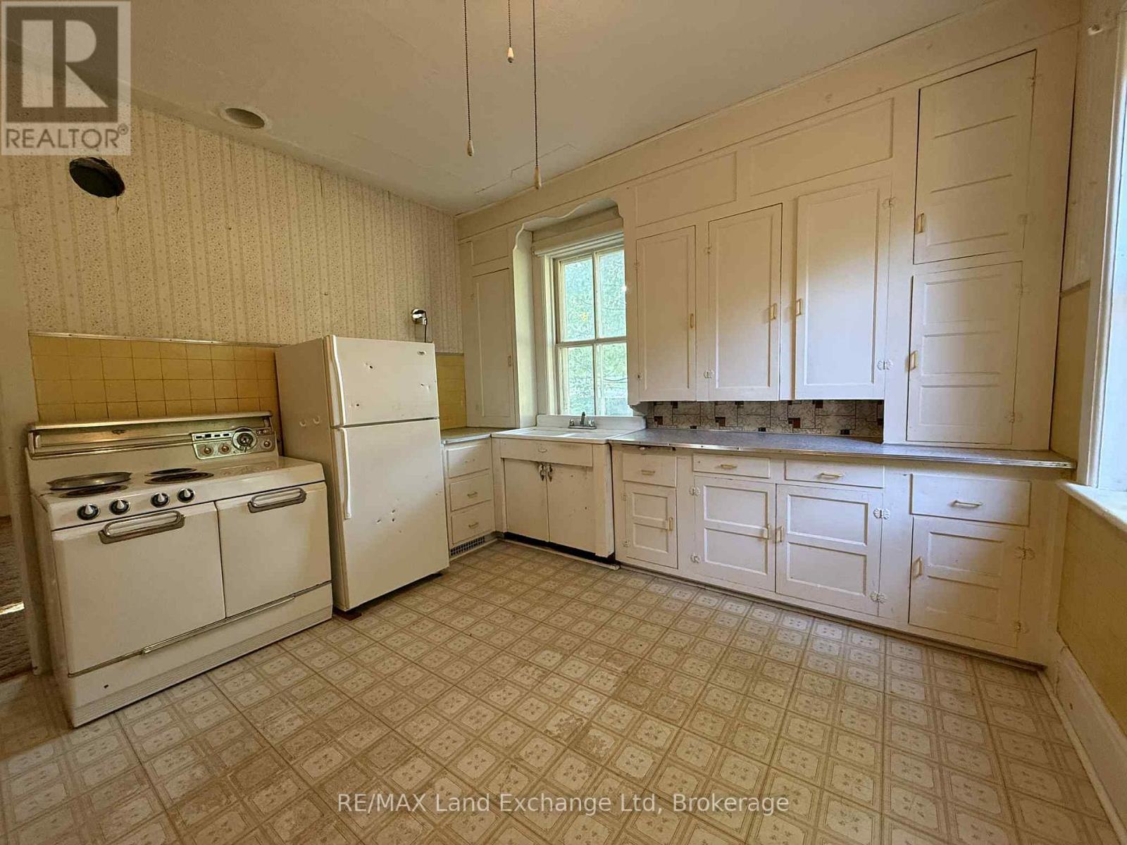 66 Diagonal Road, North Huron, Ontario  N0G 2W0 - Photo 9 - X12431710