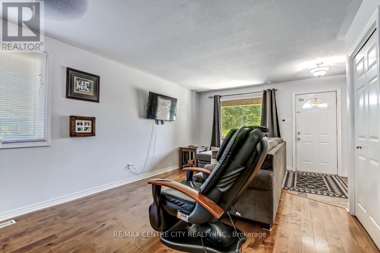 557 Wellington Street, St. Thomas, Ontario  N5R 6G2 - Photo 5 - X12434769