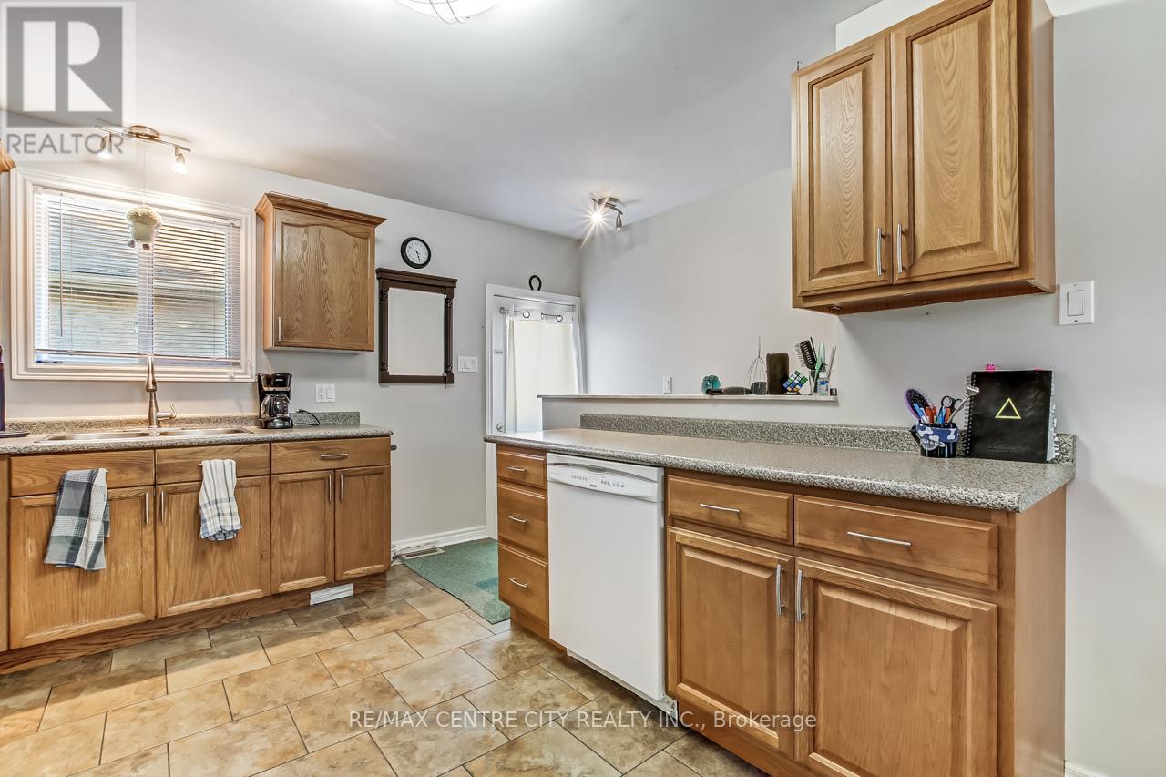 557 Wellington Street, St. Thomas, Ontario  N5R 6G2 - Photo 8 - X12434769