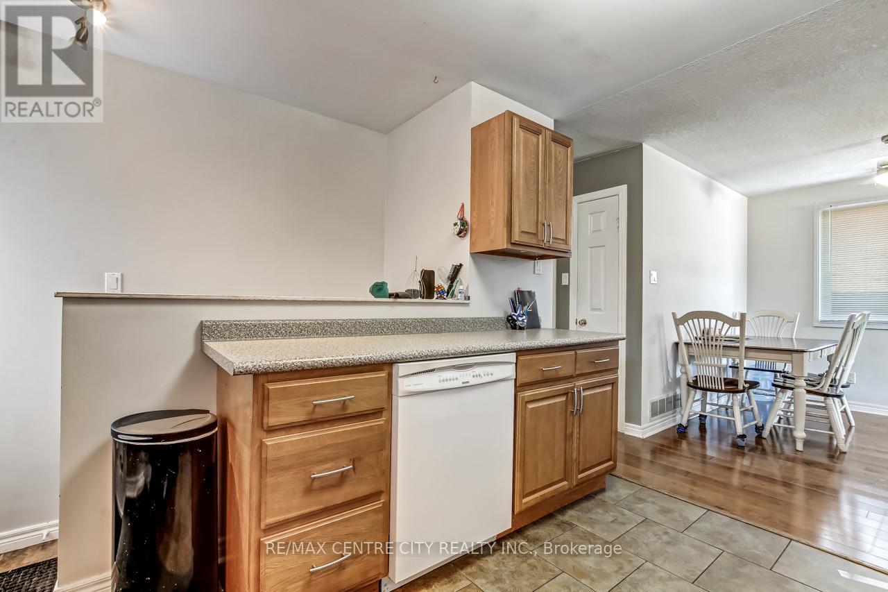 557 Wellington Street, St. Thomas, Ontario  N5R 6G2 - Photo 9 - X12434769