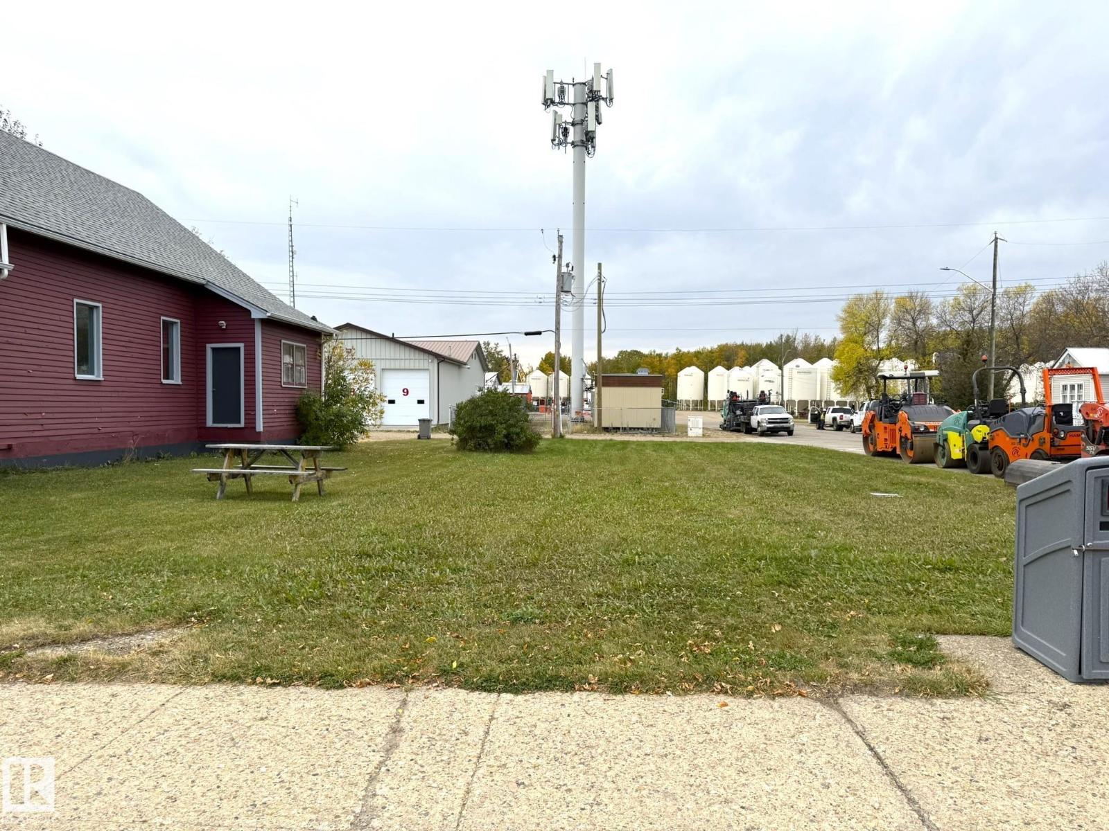 5032 52 ST, Warburg, Alberta