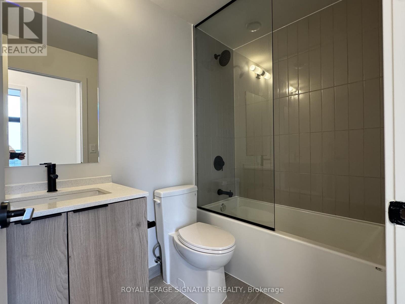 501 - 181 Sterling Road, Toronto, Ontario  M6R 0B2 - Photo 8 - C12434737