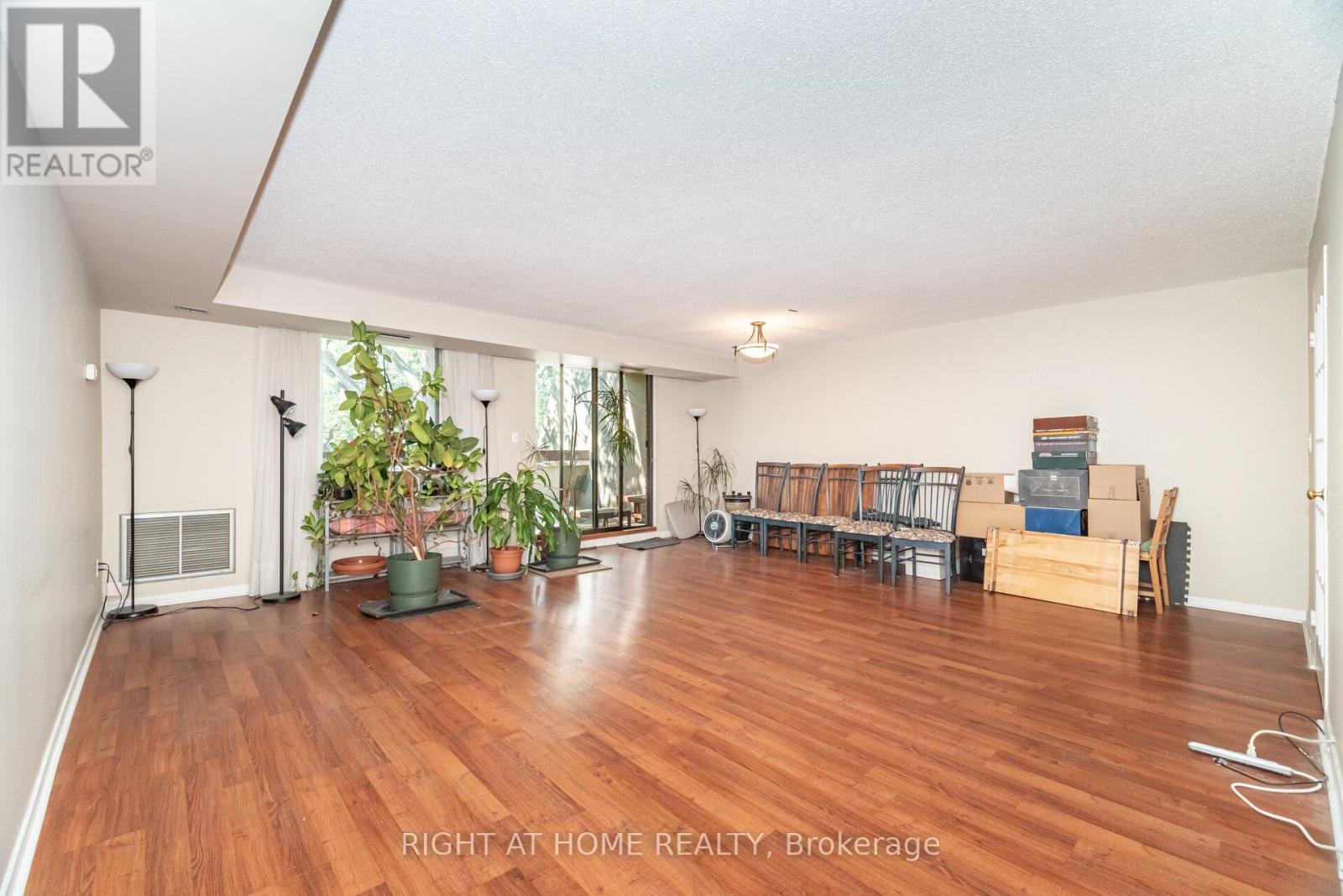 13 - 1250 Mississauga Valley Boulevard W, Mississauga, Ontario  L5A 3R6 - Photo 6 - W12434678