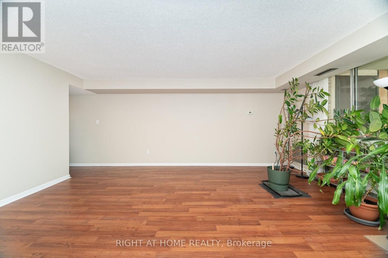 13 - 1250 Mississauga Valley Boulevard W, Mississauga, Ontario  L5A 3R6 - Photo 7 - W12434678