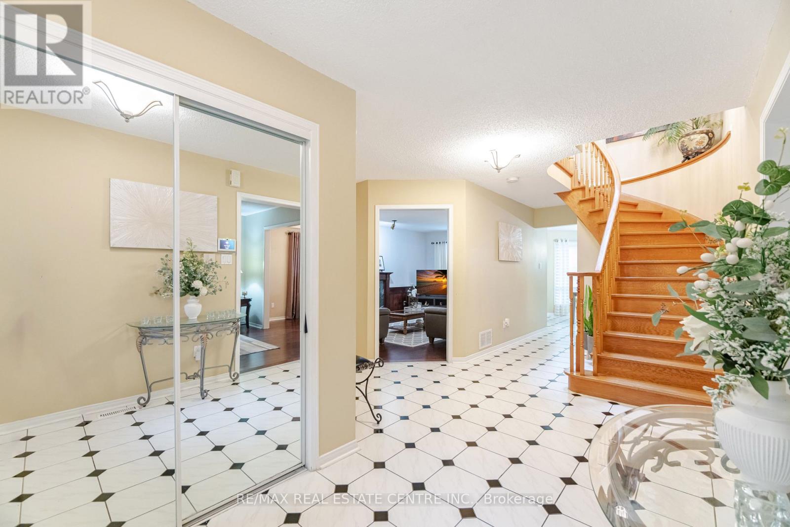 126 Eagleridge Drive, Brampton, Ontario  L6R 1E3 - Photo 7 - W12434683