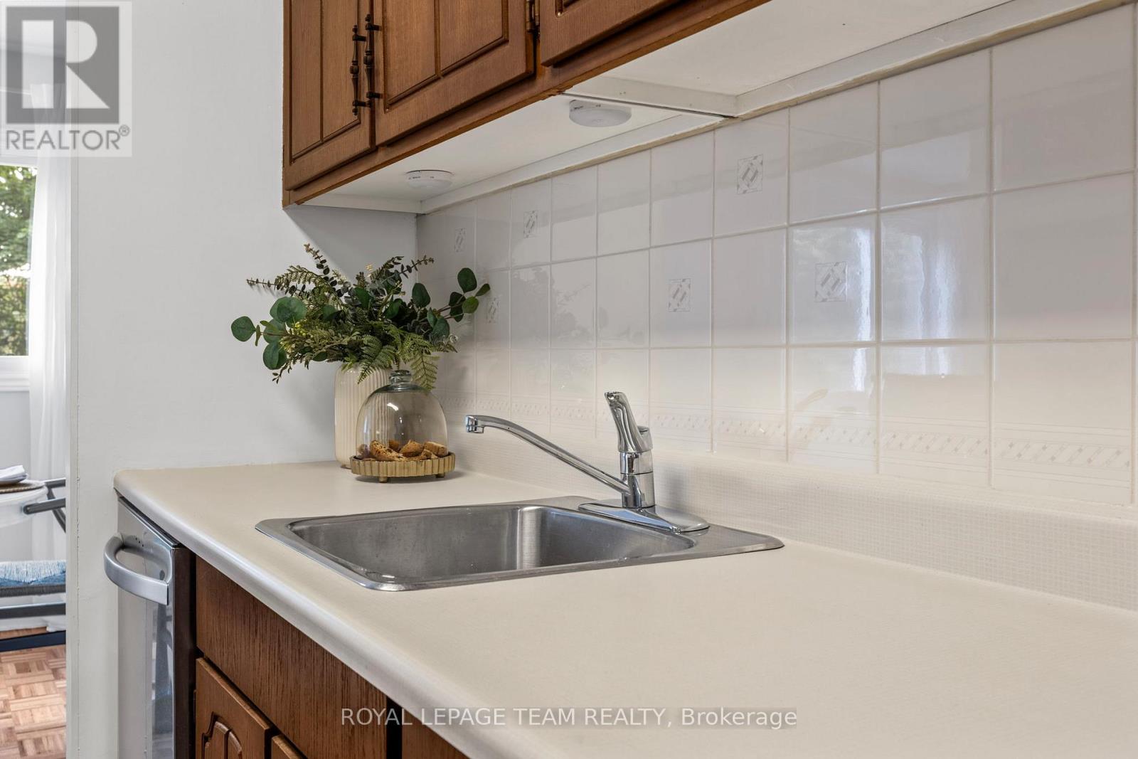 2163 Orient Park Drive, Ottawa, Ontario  K1B 4W1 - Photo 18 - X12434828
