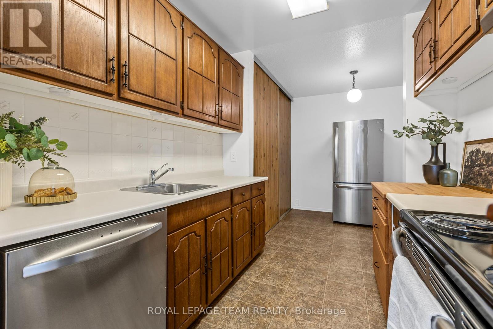 2163 Orient Park Drive, Ottawa, Ontario  K1B 4W1 - Photo 19 - X12434828