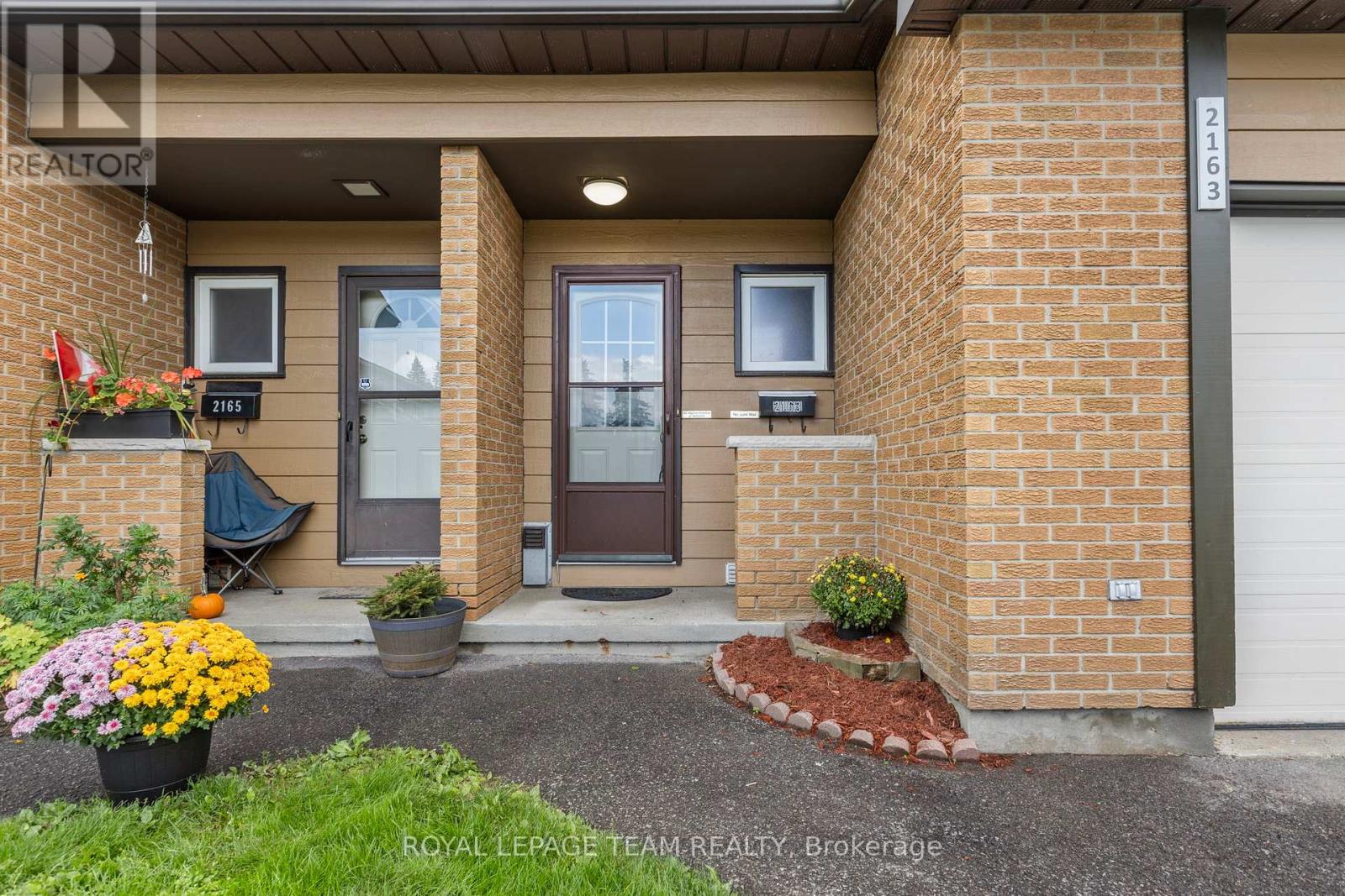 2163 Orient Park Drive, Ottawa, Ontario  K1B 4W1 - Photo 4 - X12434828