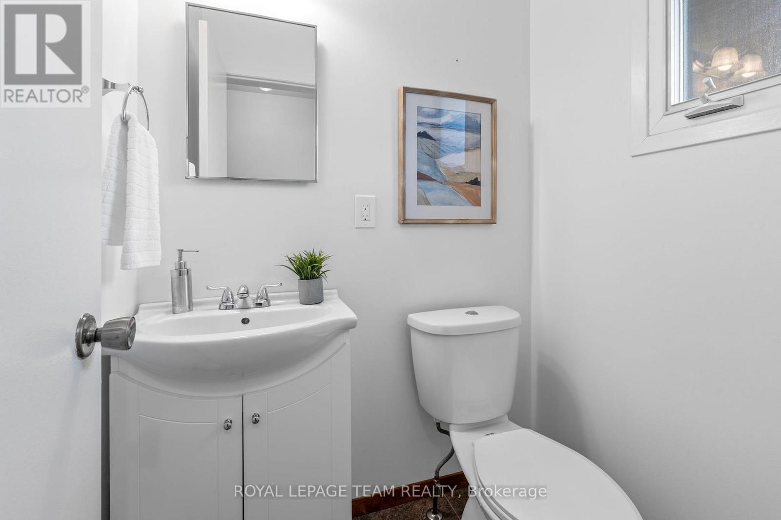 2163 Orient Park Drive, Ottawa, Ontario  K1B 4W1 - Photo 5 - X12434828