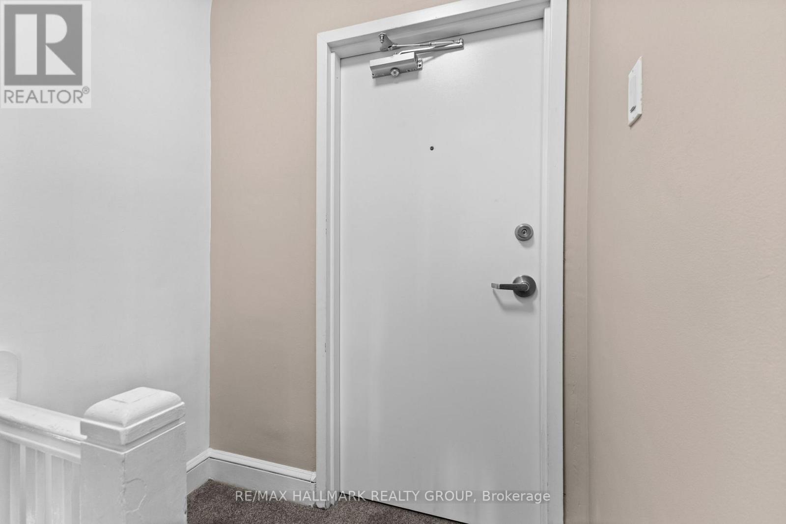 2632 Alta Vista Drive, Ottawa, Ontario  K1V 7T2 - Photo 3 - X12434895