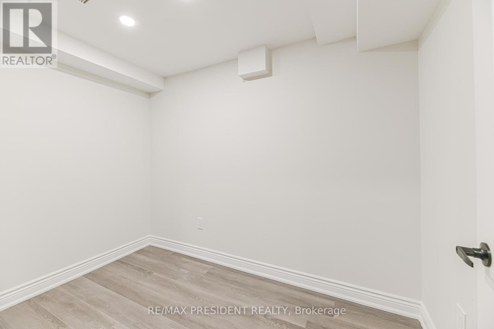 4 Lawnview Court, Brampton, Ontario  L7G 1T4 - Photo 10 - W12434748