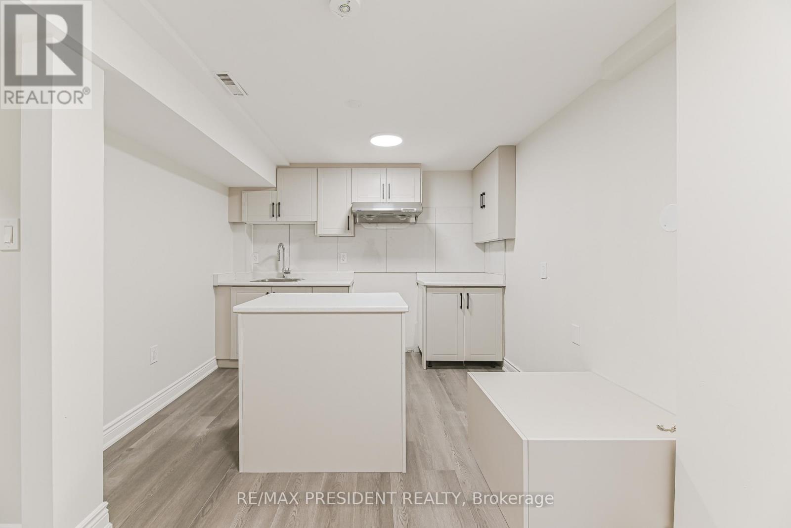 4 Lawnview Court, Brampton, Ontario  L7G 1T4 - Photo 3 - W12434748
